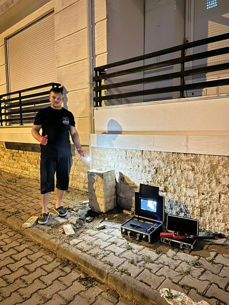 Ayvalık'ta kameralı cihazla kırmadan su kaçağı tespiti yapan Aşkın Tesisat
